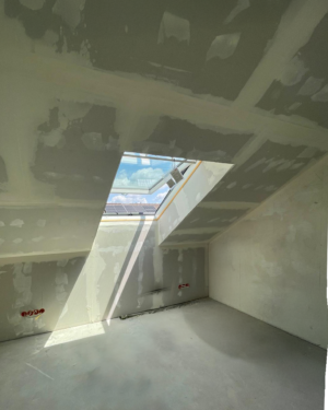 Raum-in-from-kerstin-bertz-helmbrecht-kernsanierung-karlsruhe-innen-dachfenster