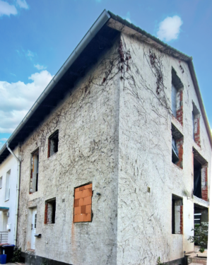 Raum-in-from-kerstin-bertz-helmbrecht-kernsanierung-karlsruhe-innen-rohbau-außen-fassade