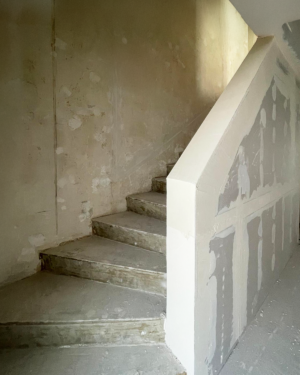 Raum-in-from-kerstin-bertz-helmbrecht-kernsanierung-karlsruhe-innen-treppe